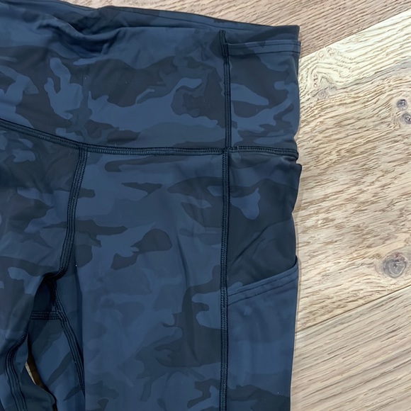 Lululemon capris size small / size 4, with pockets - Picture 6 of 6